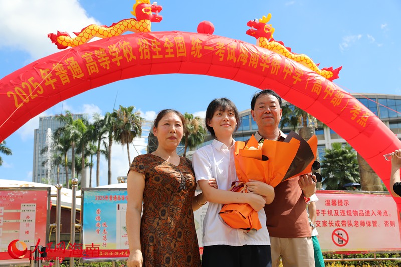 考生和家長(zhǎng)在考點(diǎn)門口合影。人民網(wǎng)記者 符武平攝