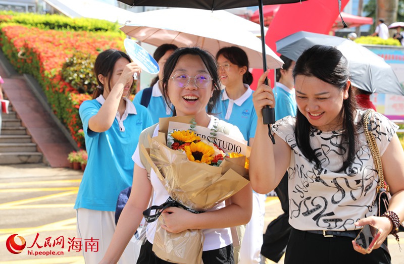 考生笑容滿面走出考場(chǎng)。人民網(wǎng)記者 符武平攝