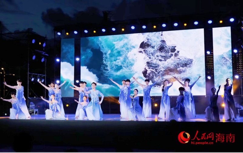 1、現(xiàn)場(chǎng)由海南大學(xué)帶來(lái)的開(kāi)場(chǎng)舞《大海的邀請(qǐng)》熱情洋溢。 人民網(wǎng) 枉源攝