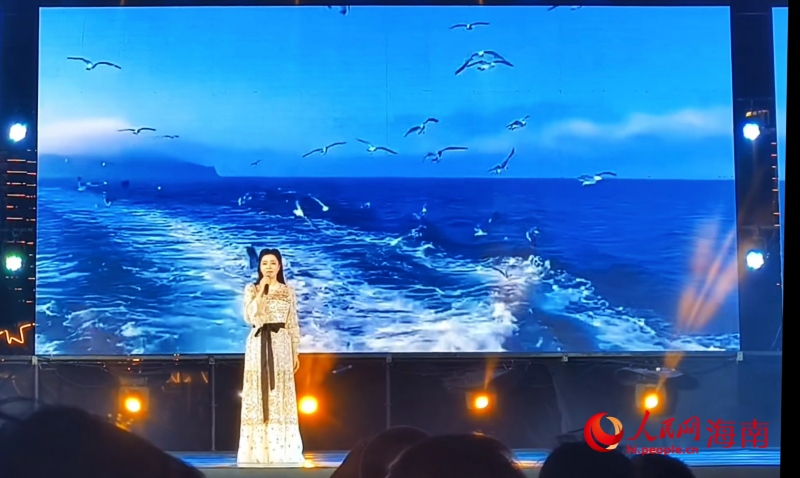 中國(guó)音樂(lè)學(xué)院聲樂(lè)教授鐘麗燕深情演唱《大海啊故鄉(xiāng)》。 人民網(wǎng) 枉源攝