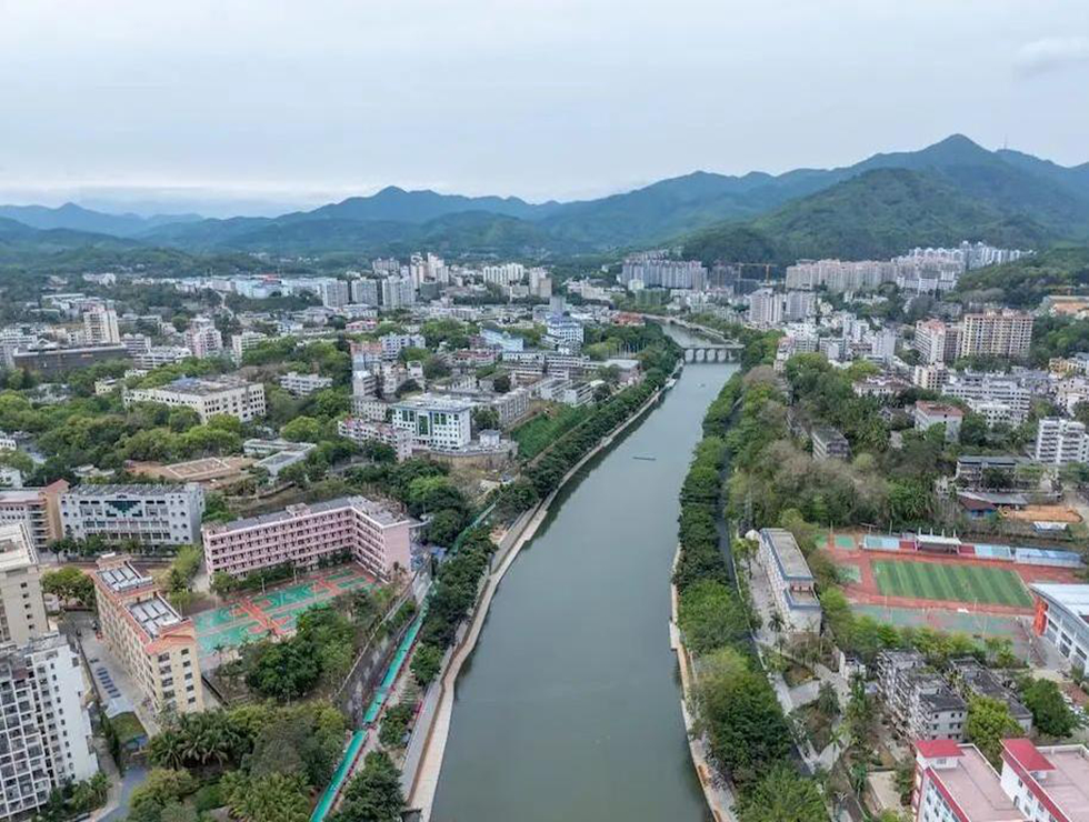 南圣河穿城而過景色美。海南日報全媒體記者 李天平 攝