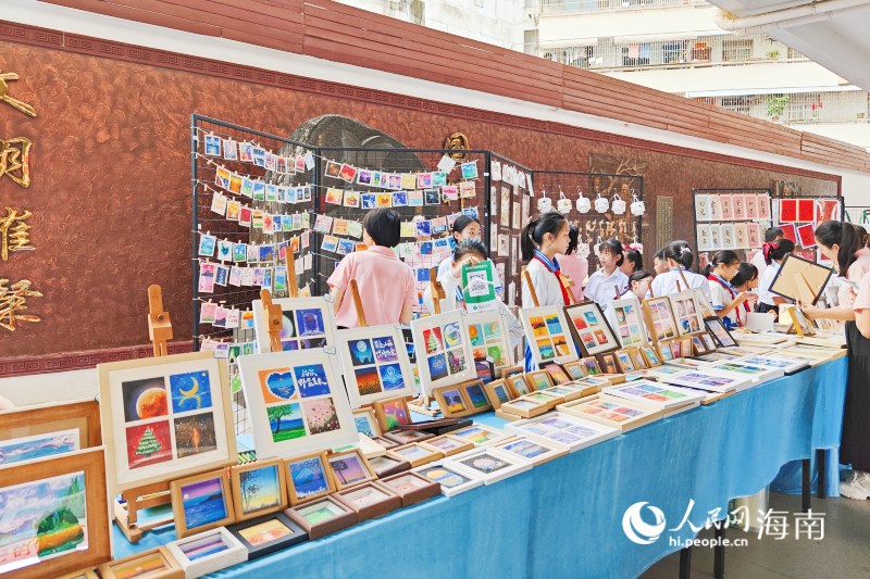 當(dāng)天的活動(dòng)現(xiàn)場化身為立體展示廳——學(xué)生作品琳瑯滿目。 人民網(wǎng) 枉源攝