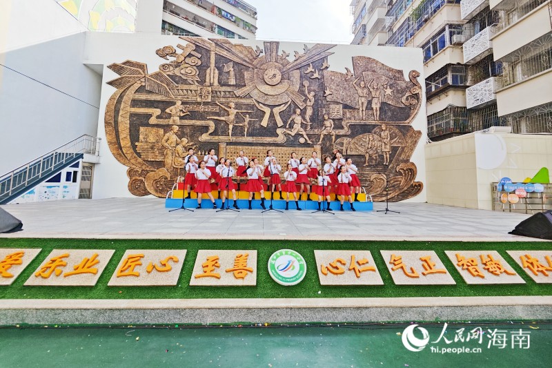 活動(dòng)現(xiàn)場(chǎng)載歌載舞，孩子們用才華與熱情為八載“致童年”課程寫下生動(dòng)注腳。 人民網(wǎng) 枉源攝