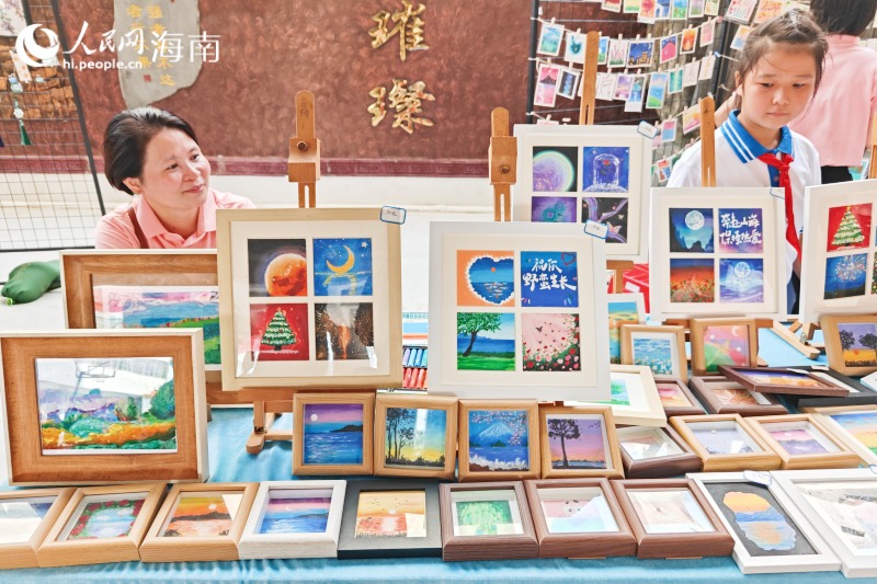 現(xiàn)場的“攤位”上，各式學(xué)生作品不僅供觀賞，更可交換或交易。 人民網(wǎng) 枉源攝