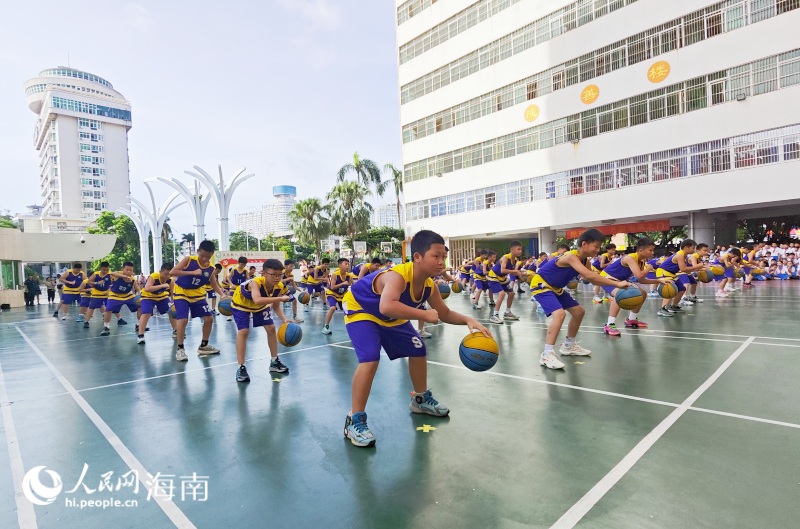 童心綻放，青春飛揚，籃球少年們活力四射。 人民網(wǎng) 枉源攝