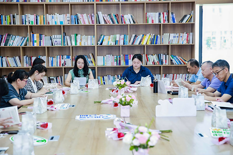 園區(qū)職工正在閱讀書籍。海口國家高新區(qū)總工會供圖