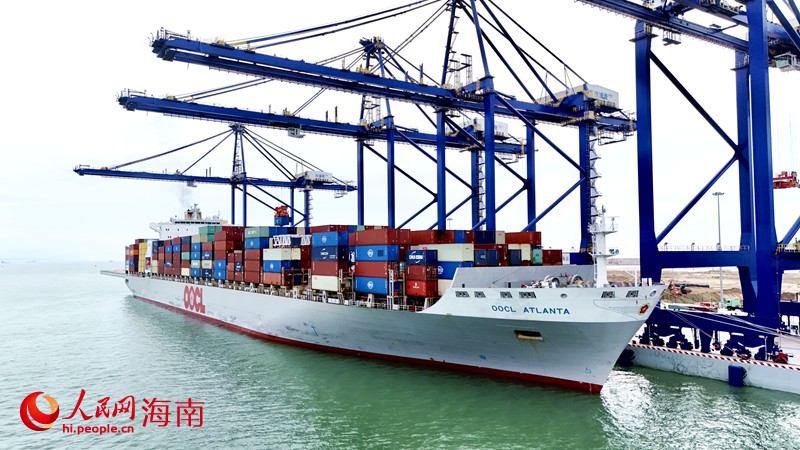 “洋浦—印巴”直達(dá)外貿(mào)航線（CI1）“東方亞特蘭大”號在洋浦國際集裝箱碼頭裝卸貨柜。人民網(wǎng)記者 符武平攝