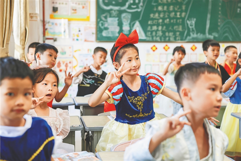 6月20日，定安縣翰林鎮(zhèn)實(shí)驗(yàn)小學(xué)的學(xué)生們?cè)谡n前跳手指舞。