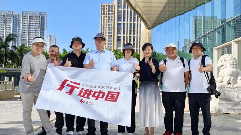 在南海之濱，傾聽海南自貿(mào)港的心跳6月23日，人民網(wǎng)2025“行進(jìn)中國”大型融媒體系列調(diào)研行海南站在?？谡絾印２稍L團(tuán)隊(duì)將深入自貿(mào)港重點(diǎn)產(chǎn)業(yè)園區(qū)，精心講好海南自貿(mào)港的故事，