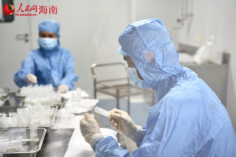 工作人員正在測(cè)試血小板血漿制備器。人民網(wǎng)記者符武平攝