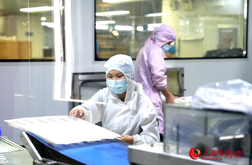 工作人員正在打包乳膠導(dǎo)尿管產(chǎn)品。人民網(wǎng)記者 符武平攝