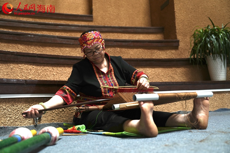 毛納村的黎族婦女在織黎錦。人民網(wǎng)記者 符武平攝
