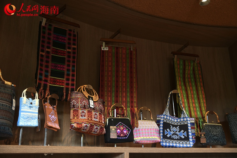 毛納村琳瑯滿目的文創(chuàng)產(chǎn)品。人民網(wǎng)記者 符武平攝