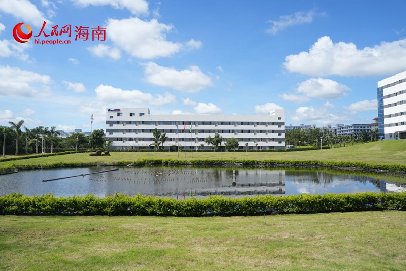 ?？趪腋咝聟^(qū)先聲藥業(yè)海南生產(chǎn)基地。人民網(wǎng)記者 符武平攝