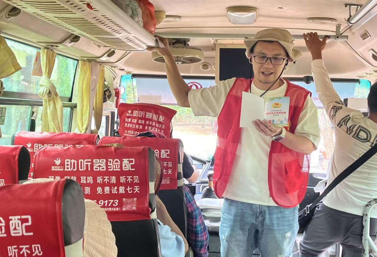 驛站工作人員在車上為村民講解樂東就業(yè)創(chuàng)業(yè)政策。萬(wàn)沖就業(yè)驛站供圖