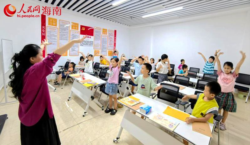 三亞市文化館首期外賣騎手子女趣味英語啟蒙課開課。人民網(wǎng) 熊淑婷攝