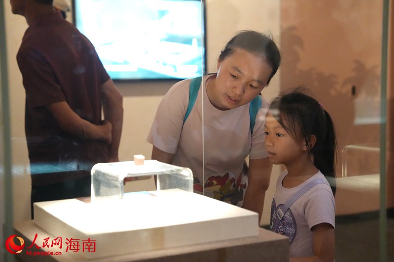 家長(zhǎng)帶領(lǐng)學(xué)生在博物館里參觀。人民網(wǎng)記者 符武平攝