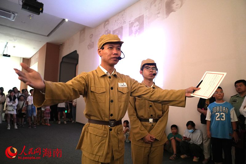講解員與志愿者化身“歷史講述者”講述歷史。人民網(wǎng)記者 符武平攝