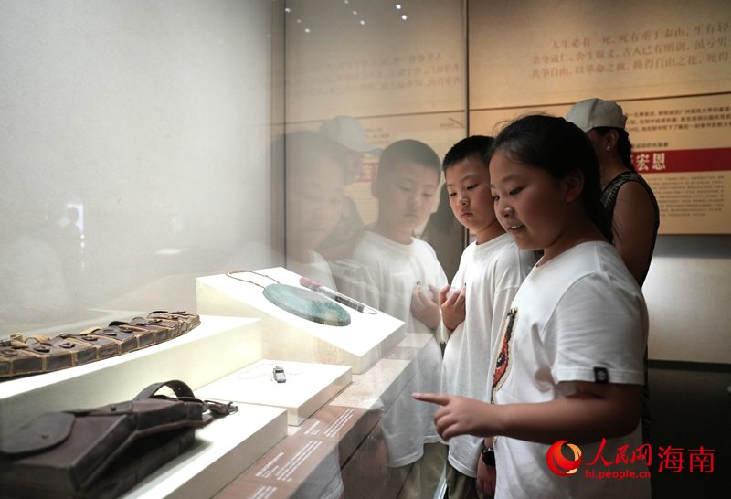少年學(xué)生在現(xiàn)場(chǎng)觀展。人民網(wǎng)記者 符武平攝
