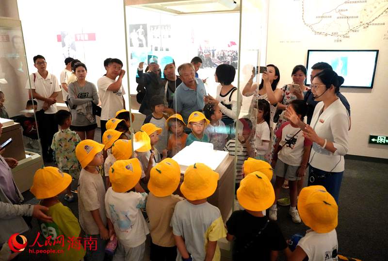 學(xué)生和市民游客在現(xiàn)場聽革命歷史故事。人民網(wǎng)記者 符武平攝