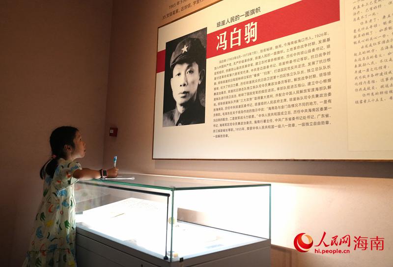 學(xué)生在展臺(tái)前做筆記。人民網(wǎng)記者 符武平攝