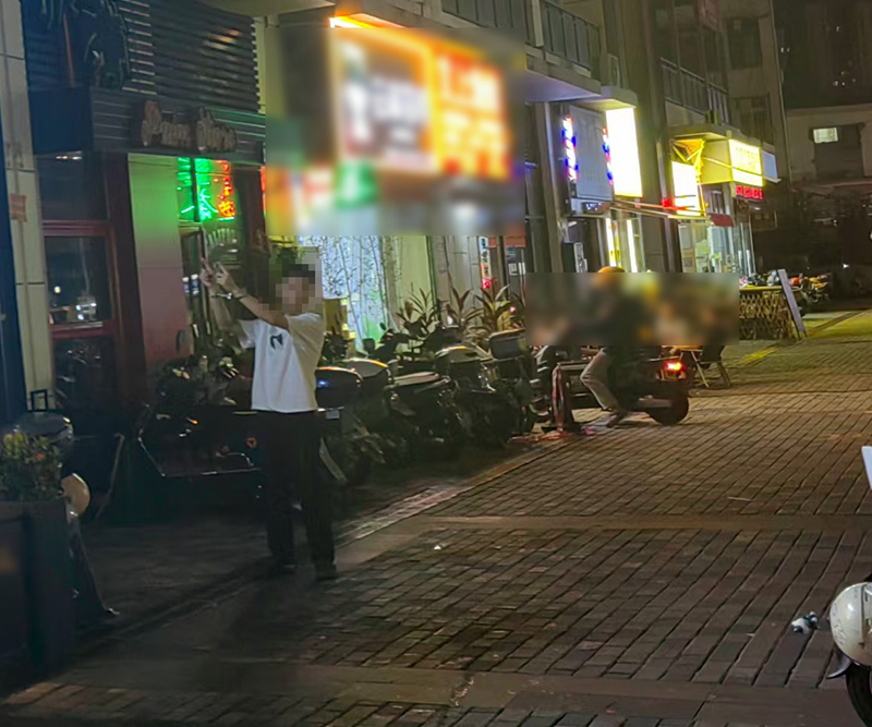 犯罪嫌疑人林某指認(rèn)其實(shí)施高空拋物的現(xiàn)場。??诰焦﹫D