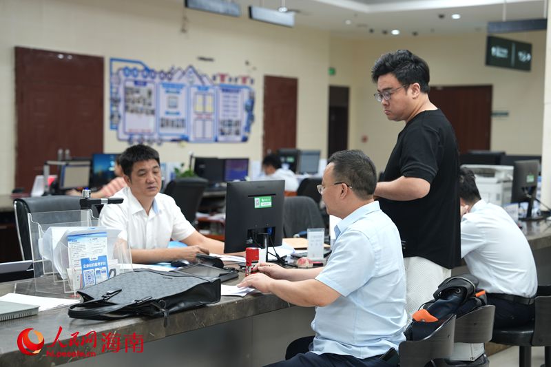 市民正在政務(wù)大廳辦事。人民網(wǎng)記者 符武平攝