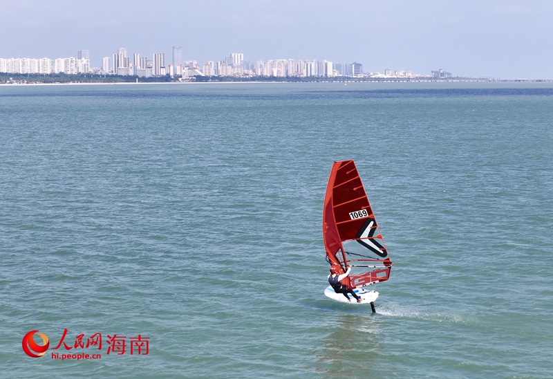 水上運動愛好者在海上享受運動樂趣。人民網(wǎng)記者 符武平攝