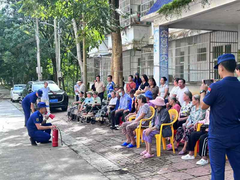 消防救援人員講解滅火器、消火栓等消防器材。主辦方供圖