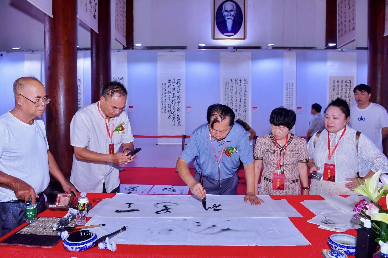 書法家現(xiàn)場揮毫。主辦方供圖