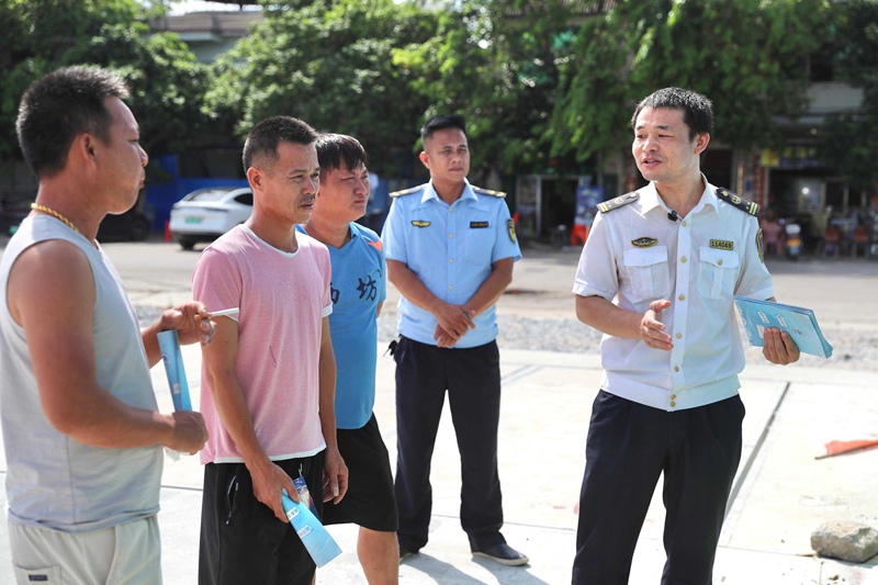 執(zhí)法人員與廣大漁民船員交流。海南海事局供圖