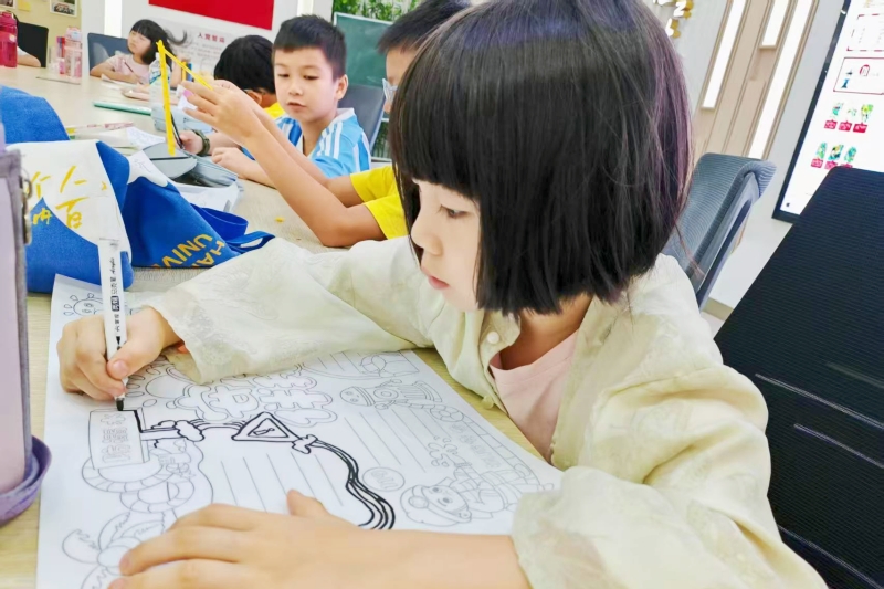 2、在海口桂林社區(qū)“愛心托管站”的課堂上，小朋友們正在認(rèn)真制作“安全教育”手抄報。 鳳翔街道工委供圖_副本