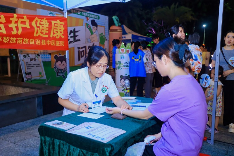 市民現(xiàn)場感受中醫(yī)文化和魅力。