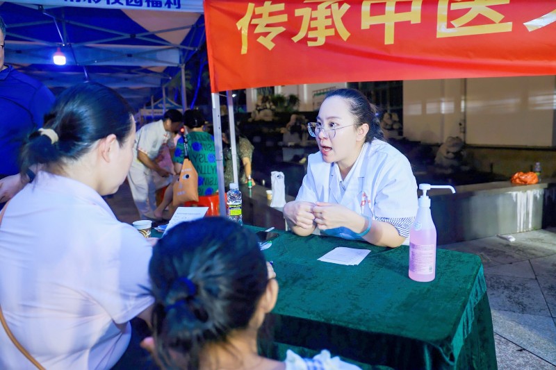 保亭中醫(yī)醫(yī)院的專家義診團隊現(xiàn)場義診。