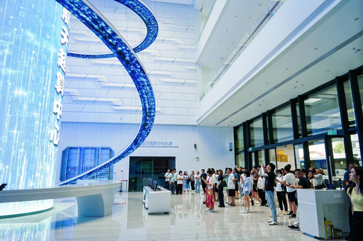 嘉賓參觀文昌超算中心。主辦方供圖
