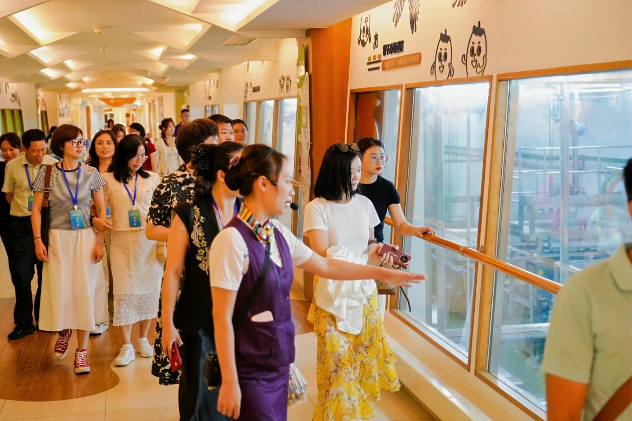 嘉賓參觀椰子王國。主辦方供圖