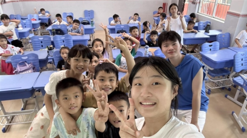 哈工大師生和檳榔村學(xué)生們的合影。主辦方供圖