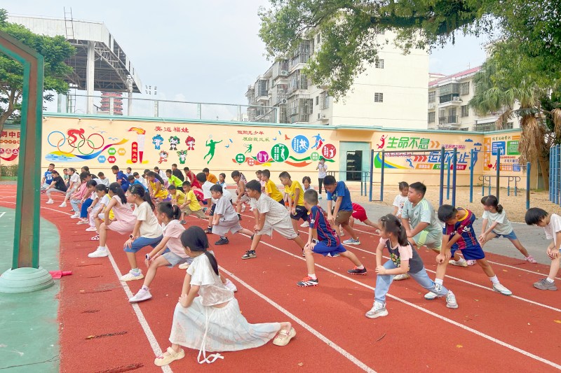 5、引導(dǎo)孩子們積極參與到體育運(yùn)動中，在體育鍛煉中收獲健康和快樂。