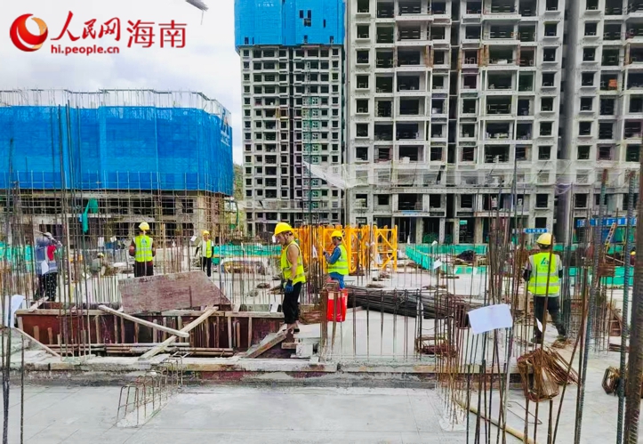 海羅安置區(qū)（一期）項目工地，工人師傅們進行施工。人民網(wǎng) 熊淑婷攝