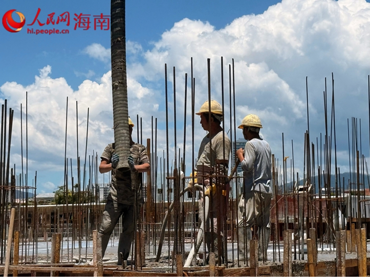 海羅安置區(qū)（一期）項目工地，工人師傅們進行施工。人民網(wǎng) 熊淑婷攝