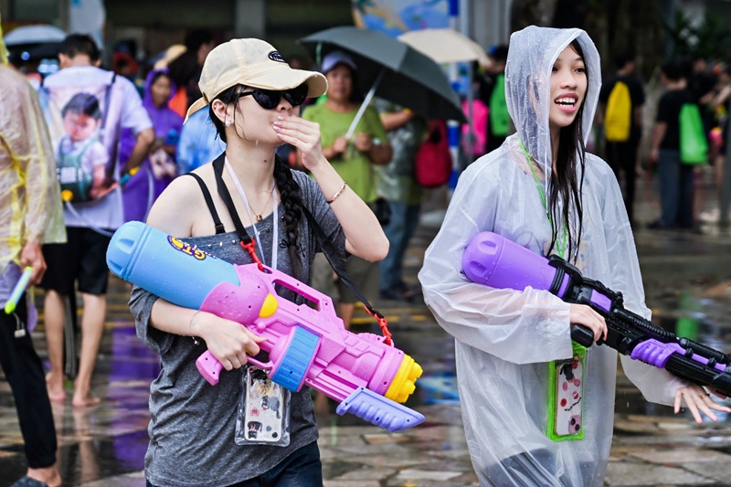 市民游客互相潑灑寓意吉祥祝福的“圣水”。主辦方供圖