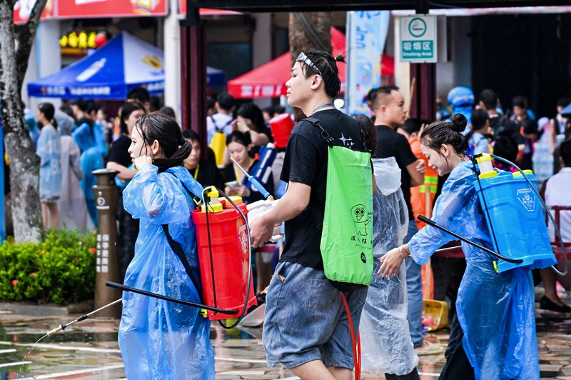 市民游客互相潑灑寓意吉祥祝福的“圣水”。主辦方供圖