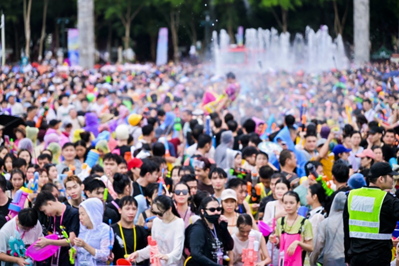 市民游客互相潑灑寓意吉祥祝福的“圣水”。主辦方供圖