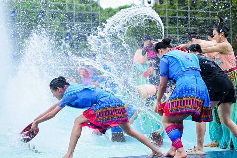 市民游客互相潑灑寓意吉祥祝福的“圣水”。主辦方供圖
