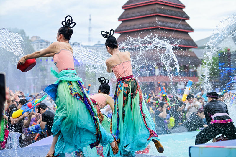 市民游客互相潑灑寓意吉祥祝福的“圣水”。主辦方供圖