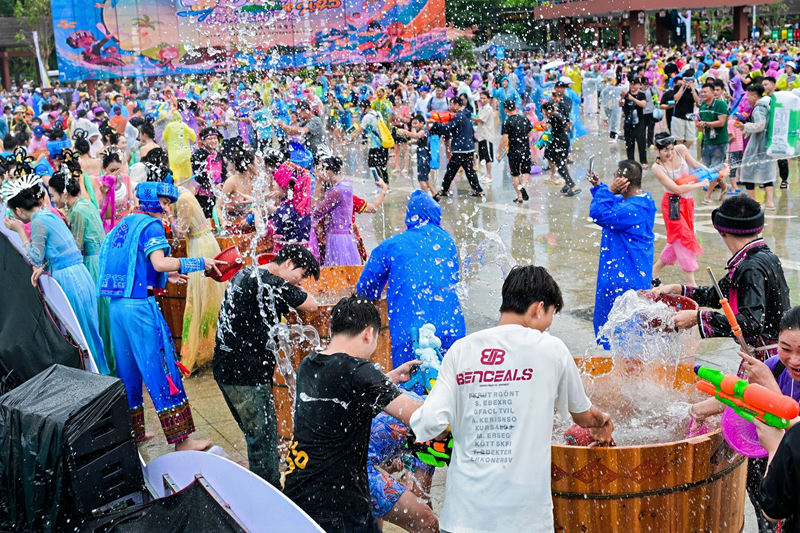市民游客互相潑灑寓意吉祥祝福的“圣水”。主辦方供圖