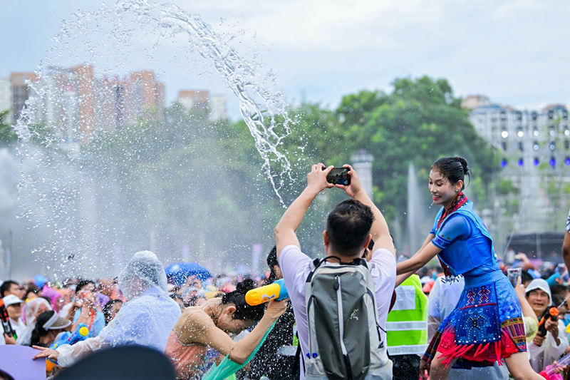 市民游客互相潑灑寓意吉祥祝福的“圣水”。主辦方供圖