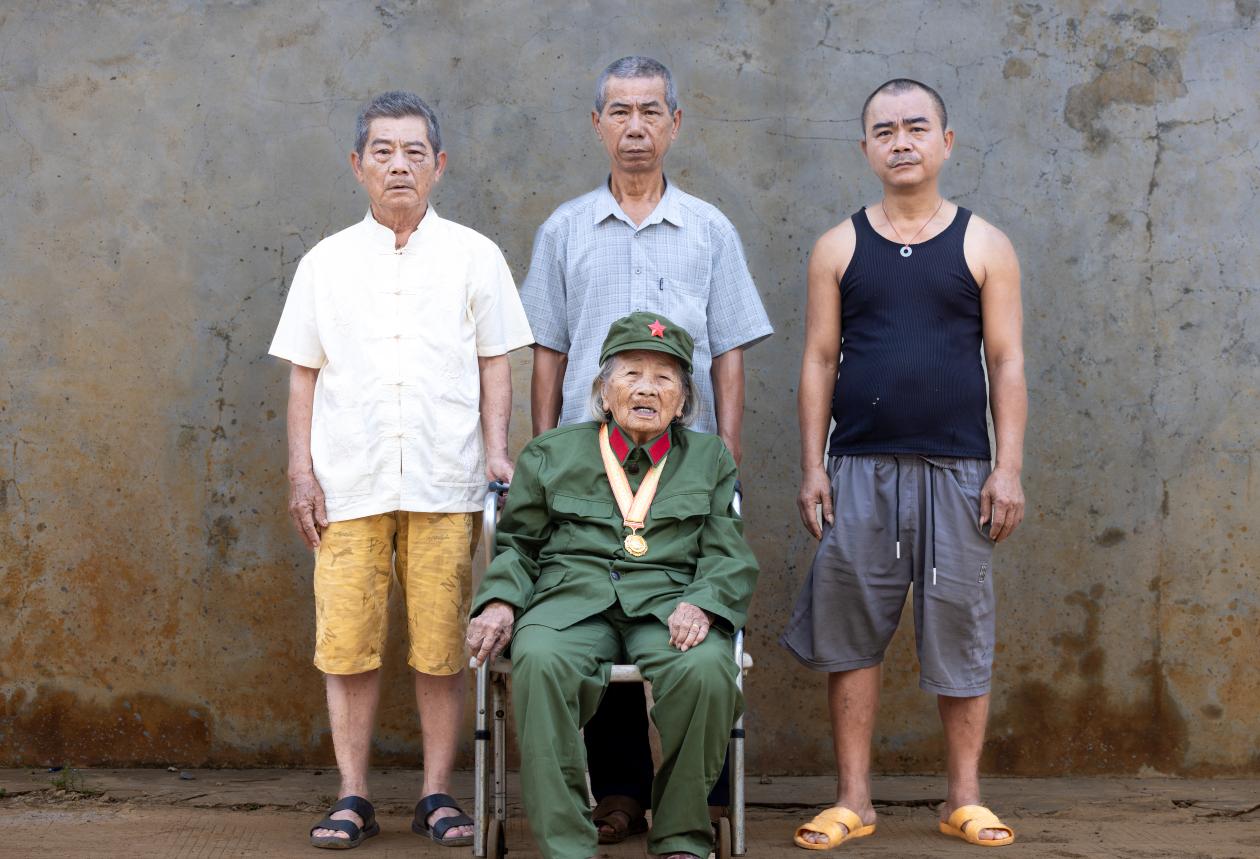 抗戰(zhàn)老戰(zhàn)士馮惠英全家福。張江英攝