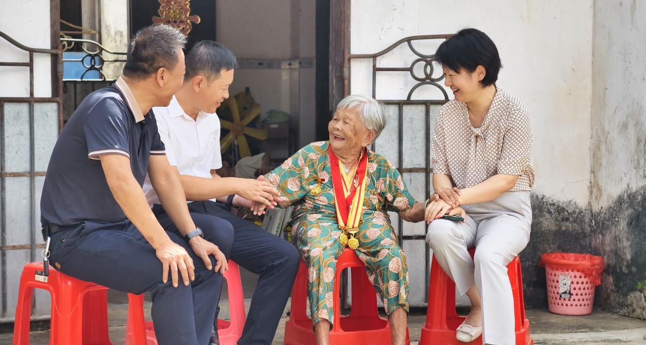 慰問(wèn)活動(dòng)現(xiàn)場(chǎng)，工作人員與抗戰(zhàn)老戰(zhàn)士親切交流。黃鎮(zhèn)攝