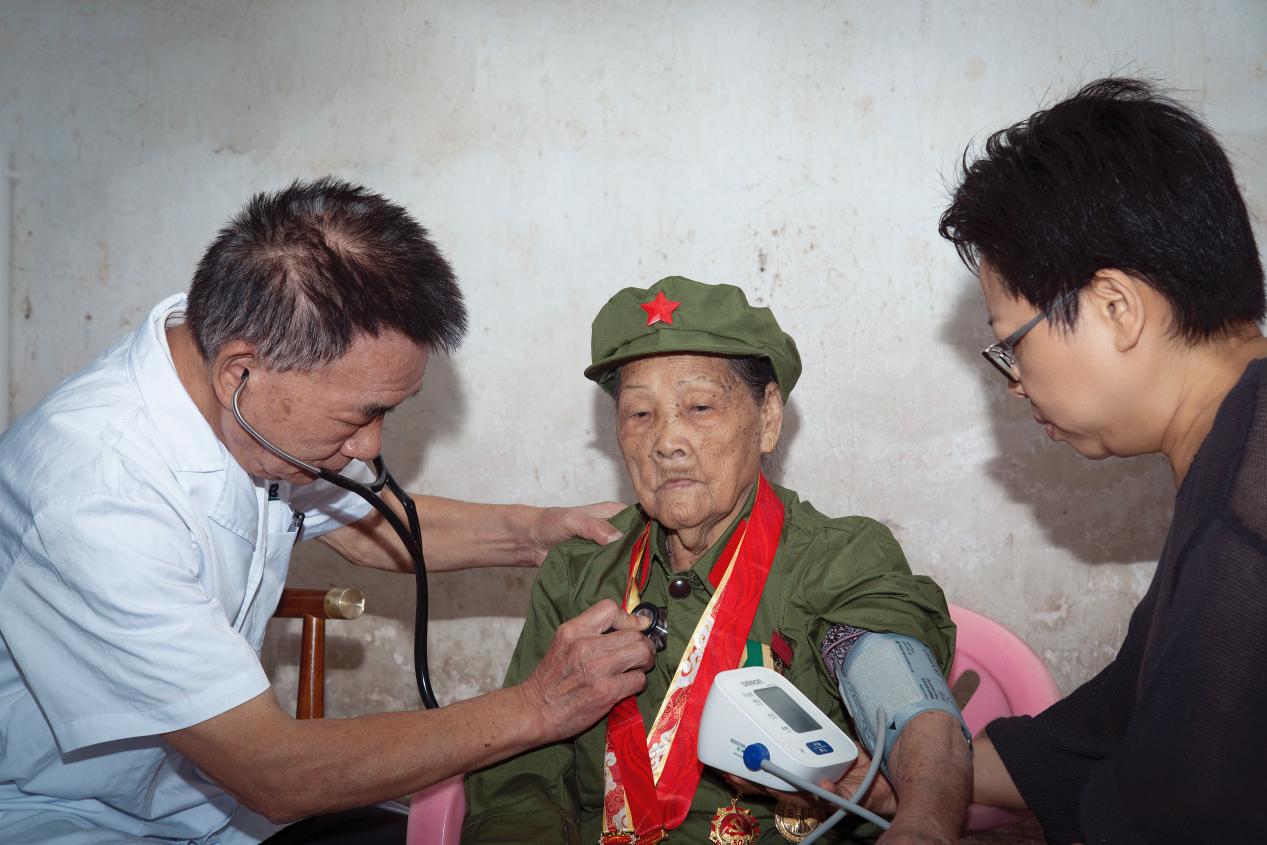 海南省擁軍支前醫(yī)療救護(hù)隊(duì)員現(xiàn)場(chǎng)進(jìn)行體檢。王瑞麟攝